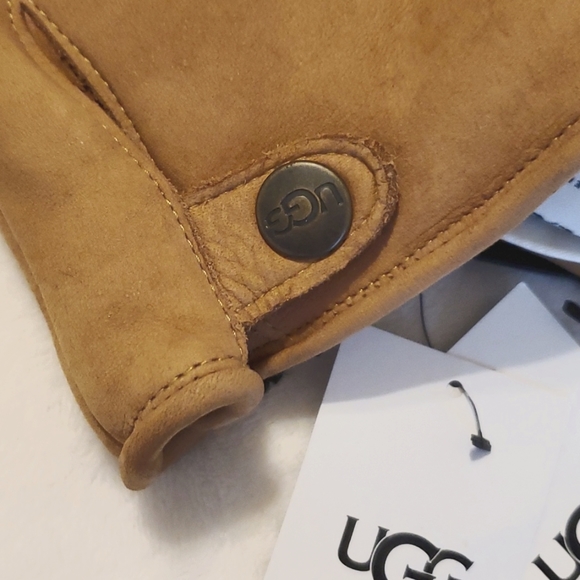 UGG Men’s Tabbed Splice Vent Suede Leather Gloves -Chestnut Large (L) - Picture 3 of 6